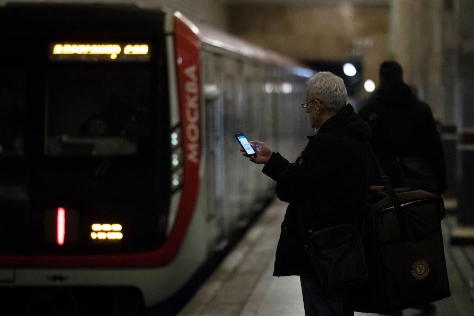Мужчина проверяет свой смартфон в метро, Москва, Россия, 23 декабря 2019 г.