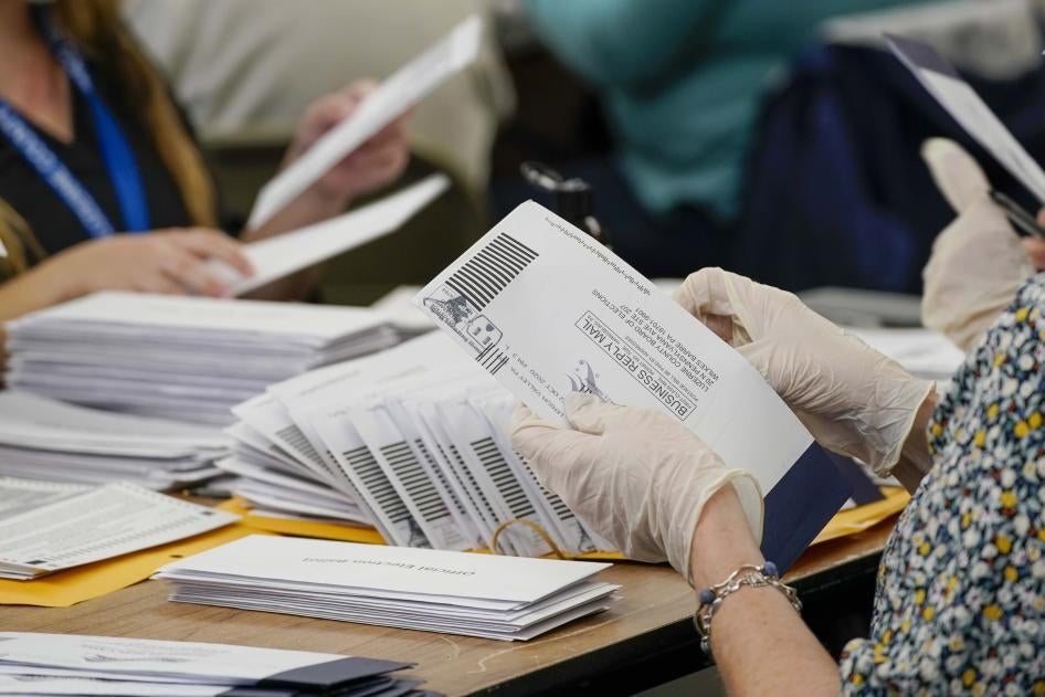 Des employés municipaux du comté de Luzerne, en Pennsylvanie, enregistrent des bulletins de vote reçus par courrier dans le cadre de l’élection présidentielle américaine, à Wilkes-Barre, le 4 novembre 2020. 
