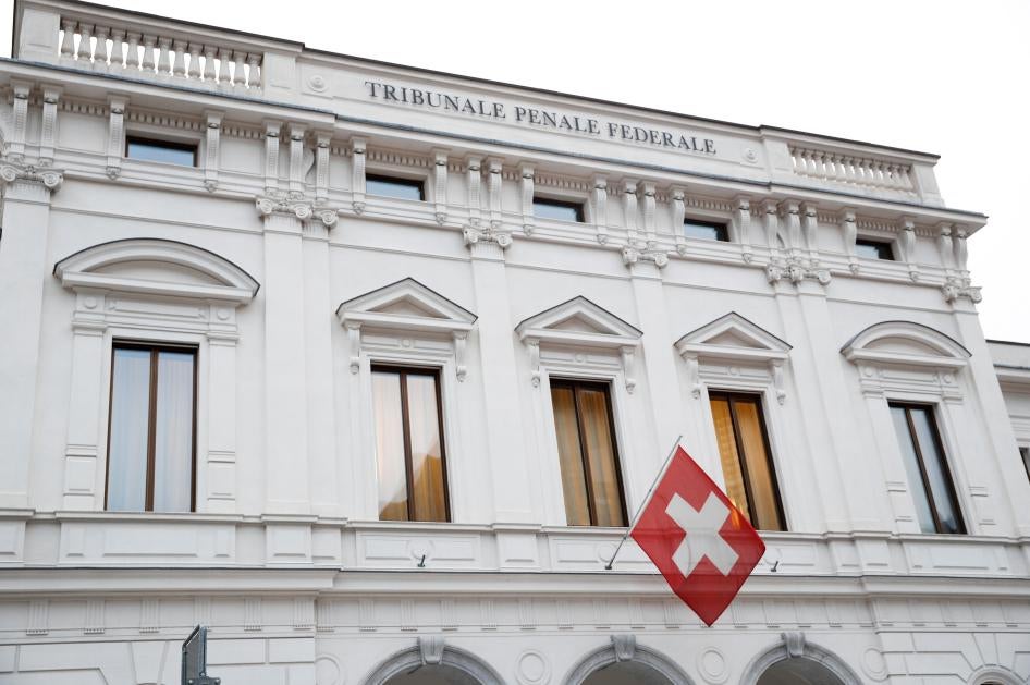 Le drapeau national de la Confédération suisse flotte à l'entrée du Tribunal pénal fédéral (Bundesstrafgericht) à Bellinzone, en Suisse, le 5 mars 2020.