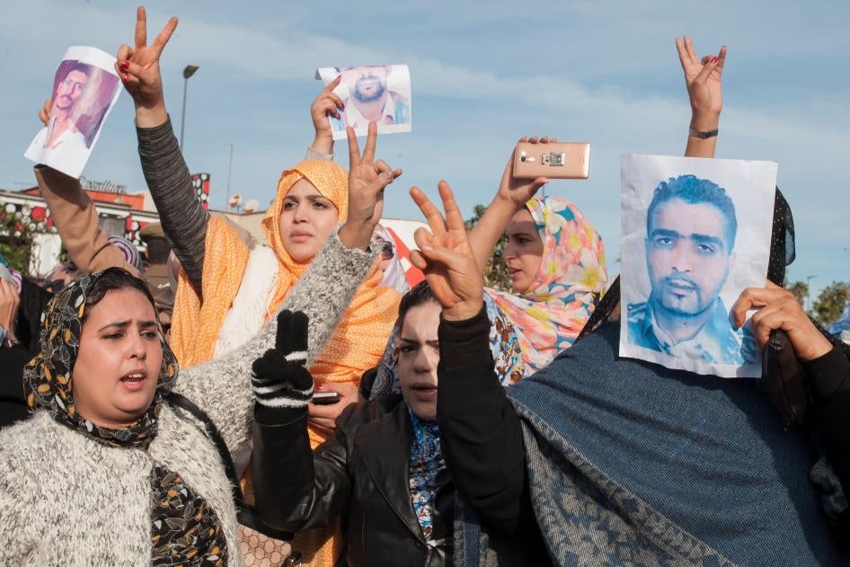 أقارب سجناء صحراويين من مجموعة اكديم ازيك أمام محكمة في سلا، المغرب، ديسمبر/كانون الأول 2016.