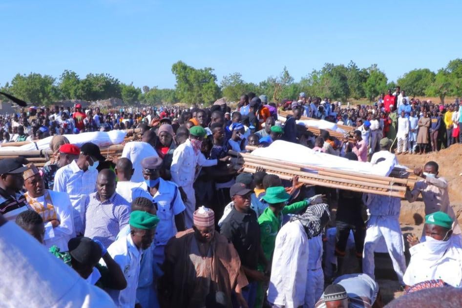 Funérailles de victimes de combattants présumés de Boko Haram, qui ont été enterrées dans le village de Zabarmari (État de Borno), dans le nord-est du Nigeria, le 29 novembre 2020. Ces funérailles ont eu lieu au lendemain d’une attaque brutale menée contre des fermiers travaillant dans des rizières de Koshobe, un village voisin.