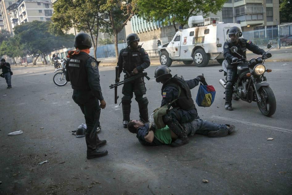 La Policía Nacional Bolivariana detiene a un manifestante de oposición cerca de la base aérea La Carlota durante un enfrentamiento entre manifestantes a favor y en contra del gobierno en Caracas, Venezuela, el 1 de mayo de 2019.