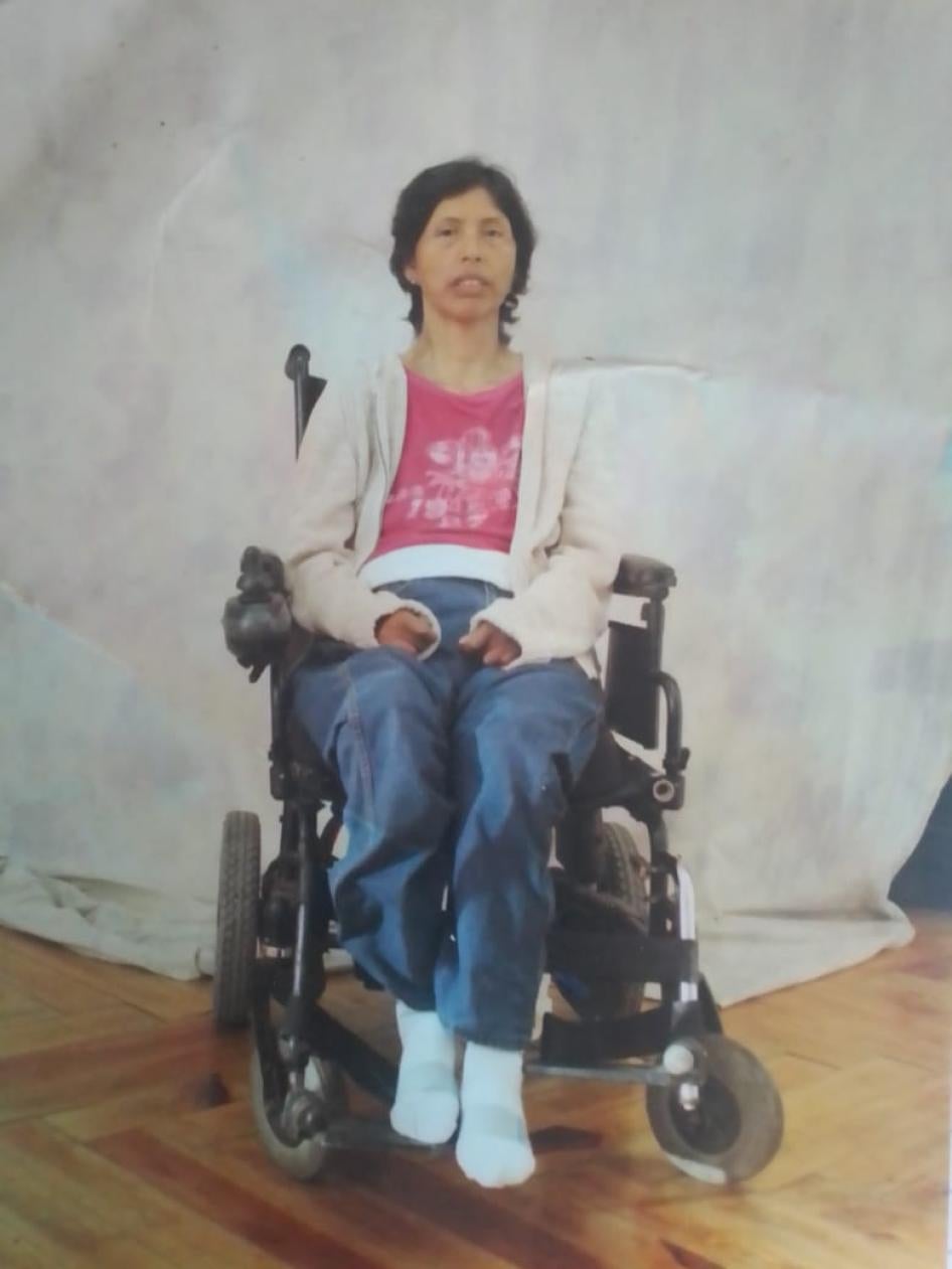 Guadalupe Huerta Mora sentada en su silla de ruedas en 2016