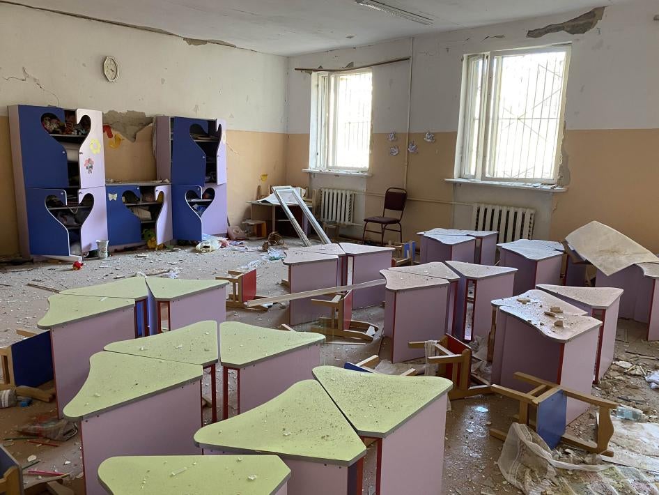 Класс в школе № 10 в Степанакерте, пострадавший от использования Азербайджаном осколочно-фугасных боеприпасов с большой площадью поражения. 