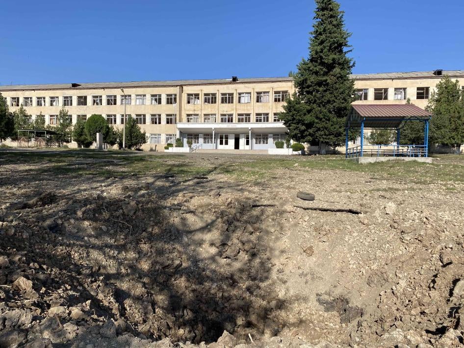 Воронка от азербайджанского боеприпаса, попавшего примерно в 40 м перед фасадом школы № 10 в Степанакерте. Взрывной волной выбило окна и повредило десятки классов. 