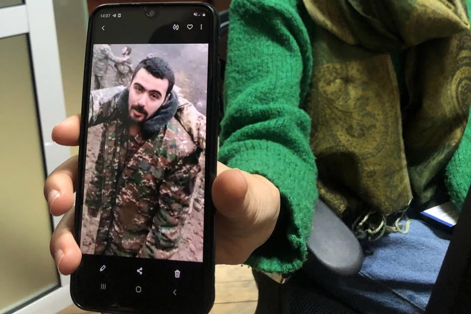 Лиана Арутюнян показывает Human Rights Watch фото своего племянника Эрика Хачатуряна, военнопленного в Азербайджане, из видео, в котором он и другие военнопленные подвергаются жестокому обращению. Ереван, ноябрь 2020 г.