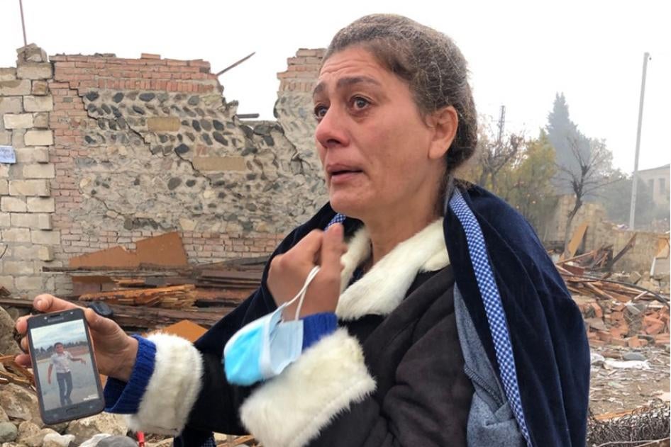 Shaira Guliyeva, une femme azerbaïdjanaise âgée de 47 ans, tient son téléphone portable montrant une photo de son jeune neveu, Arthur Guliyev, 13 ans, tué quand un missile balistique a frappé sa maison à Gandja, dans l’ouest de l’Azerbaïdjan. Cette attaque a été menée le 17 octobre 2020, manifestement par les forces arméniennes.