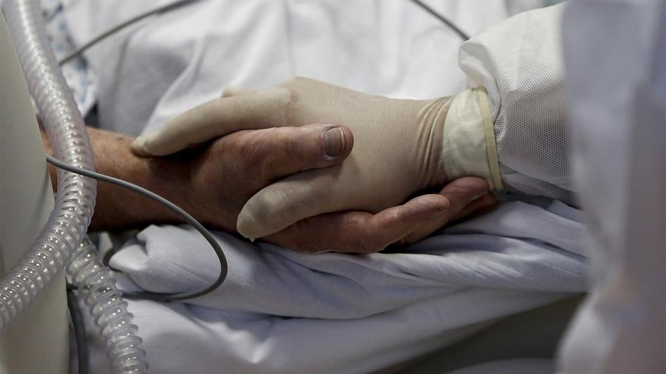 Un'infermiera tiene la mano di un paziente affetto da Covid-19 nella terapia intensiva dell'ospedale di Casal Palocco a Roma, 20 ottobre 2020. 