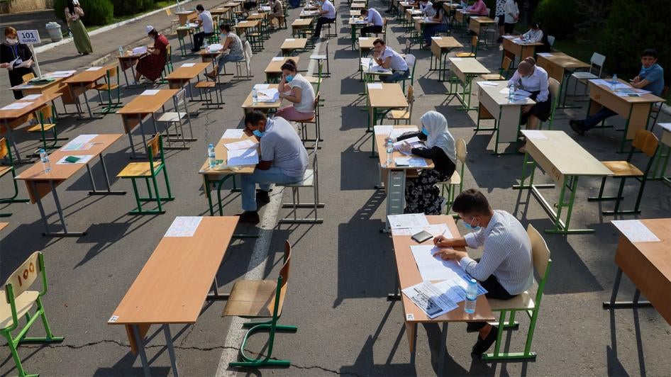 Узбекские выпускники школ сдают вступительные экзамены под открытым небом в Ташкенте, которые прошли на фоне продолжающейся пандемии Covid-19.