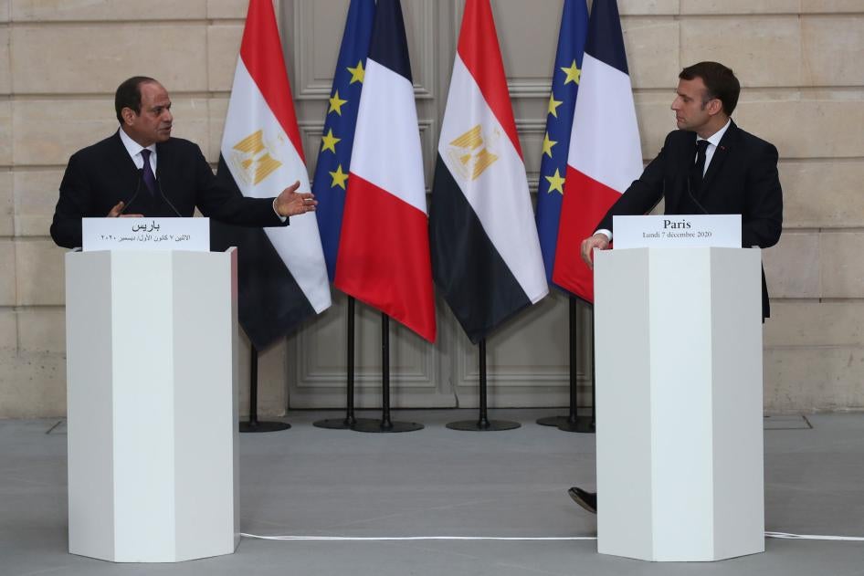 الرئيس الفرنسي إيمانويل ماكرون (يمين) والرئيس المصري عبد الفتاح السيسي (يسار) في مؤتمر صحفي مشترك في قصر الإيليزيه، 7 ديسمبر/كانون الأول 2020. 