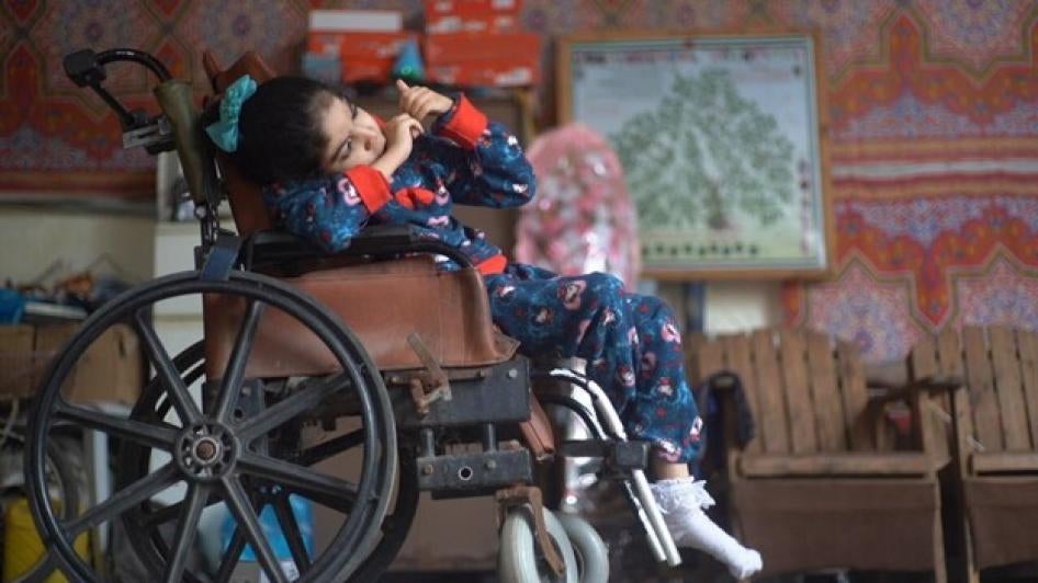 Deema Salha, une fillette de 11 ans atteinte de paralysie cérébrale, assise dans son fauteuil roulant chez elle, dans la bande de Gaza. Deema utilise un nébuliseur lorsqu'elle a du mal à respirer. Il s’agit d’un appareil électrique, donc les fréquentes coupures de courant risquent de nuire à sa santé.