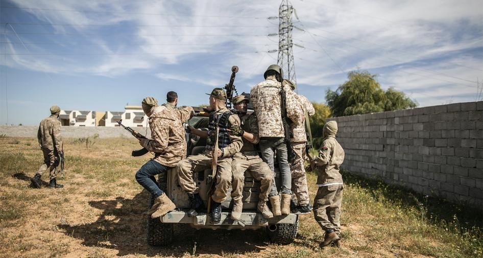 Des combattants du Gouvernement d'entente nationale (GNA) libyen, soutenu par l'ONU, perchés sur un véhicule lors d'affrontements avec les Forces armées arabes libyennes (LAAF) sur le front d'Aïn Zara, dans la banlieue sud de Tripoli, la capitale.