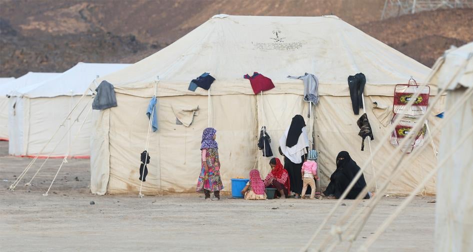 صورة لنساء وأطفال في مخيم للنازحين الجدد بسبب القتال في محافظة الجوف شمالي اليمن بين القوات الحكومية والحوثيين، في مأرب، في 8 مارس/آذار 2020.