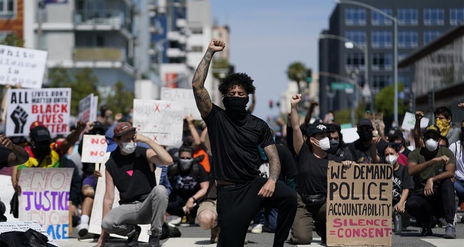 Manifestantes se arrodillan frente al Departamento de Policía de Long Beach en Long Beach, California durante una protesta el 31 de mayo de 2020.  