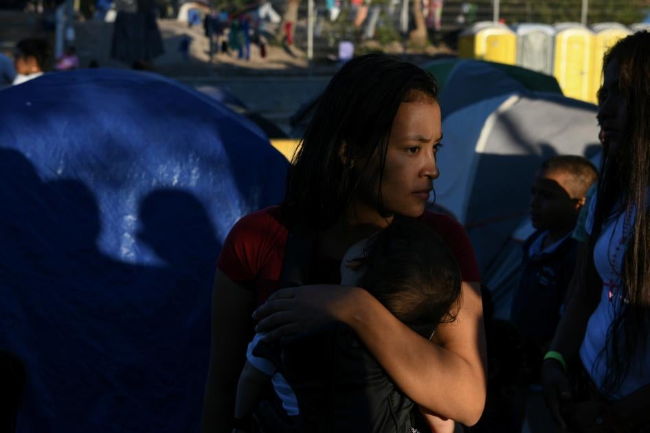 Une femme hondurienne étreignait son enfant dans un camp de migrants à Matamoros (État de Tamaulipas) dans le nord du Mexique, près de la frontière avec les États-Unis, le 27 octobre 2019. Elle s’y trouvait avec d’autres personnes ayant demandé l’asile aux États-Unis, mais devant attendre au Mexique lors de l’examen de leurs demandes, dans le cadre du programme MPP, communément appelé  « Stay in Mexico » («Rester au Mexique»).