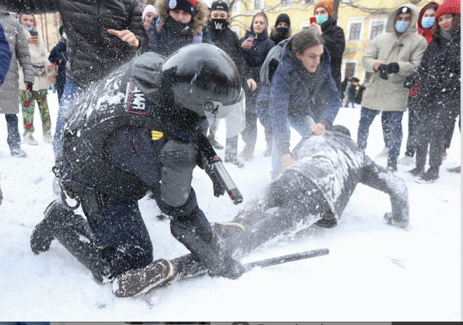 Un policier procède à l’arrestation d’un manifestant tombé dans la neige à Saint-Pétersbourg, en Russie, le dimanche 31 janvier 2021, lors de l’une des nombreuses manifestations tenues à travers le pays en guise de soutien à l’opposant emprisonné Alexeï Navalny. 