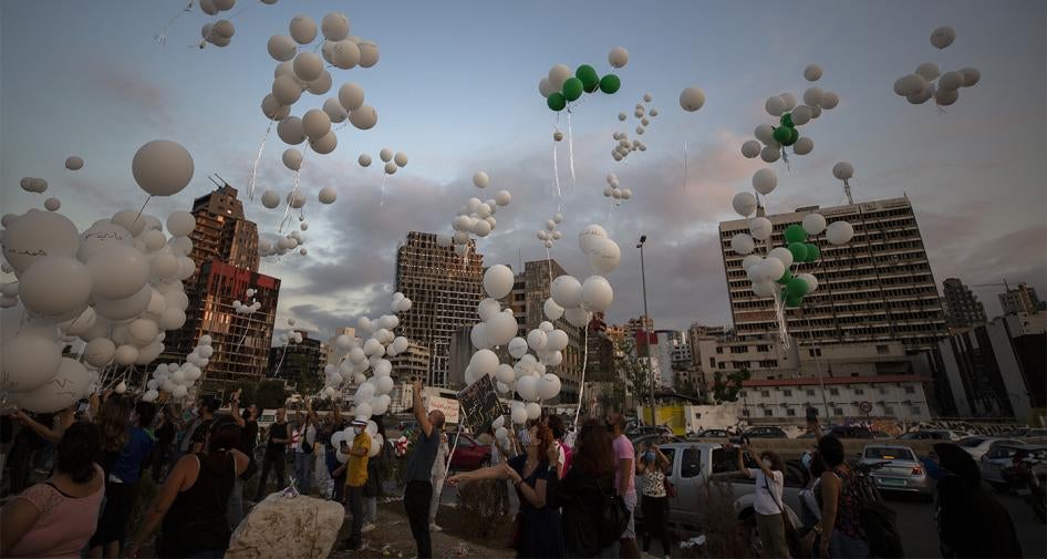 Des Libanais lâchent des ballons où sont inscrits les noms de victimes de l'explosion au port de Beyrouth, lors du deuxième anniversaire mensuel de l'explosion du 4 août 2020, qui a fait 200 morts et plus de 6 500 blessés