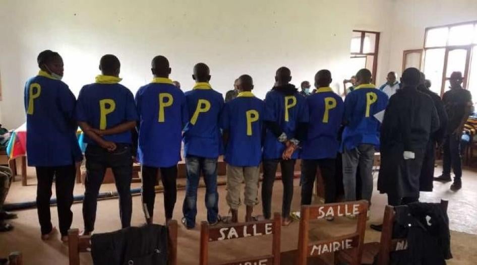 Les huit jeunes militants pro-démocratie du mouvement citoyen la Lucha lors de leur procès dans la ville de Beni, dans le nord-est de la RD Congo, le 15 janvier 2021.