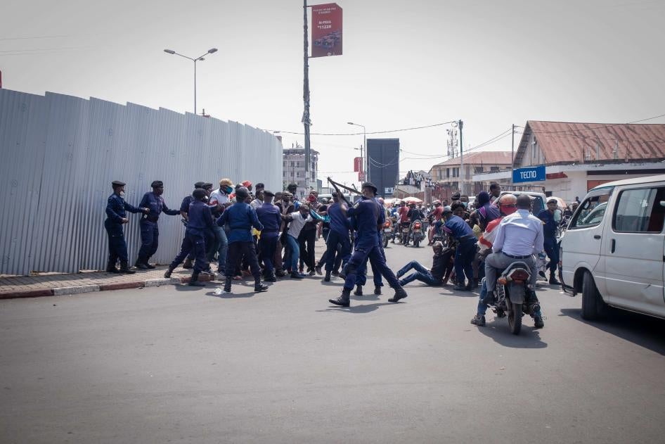 Des policiers arrêtent des manifestants à Goma, dans l’est de la RD Congo, lors de manifestations contre la désignation de Ronsard Malonda à la tête de la commission électorale, le 8 juillet 2020.