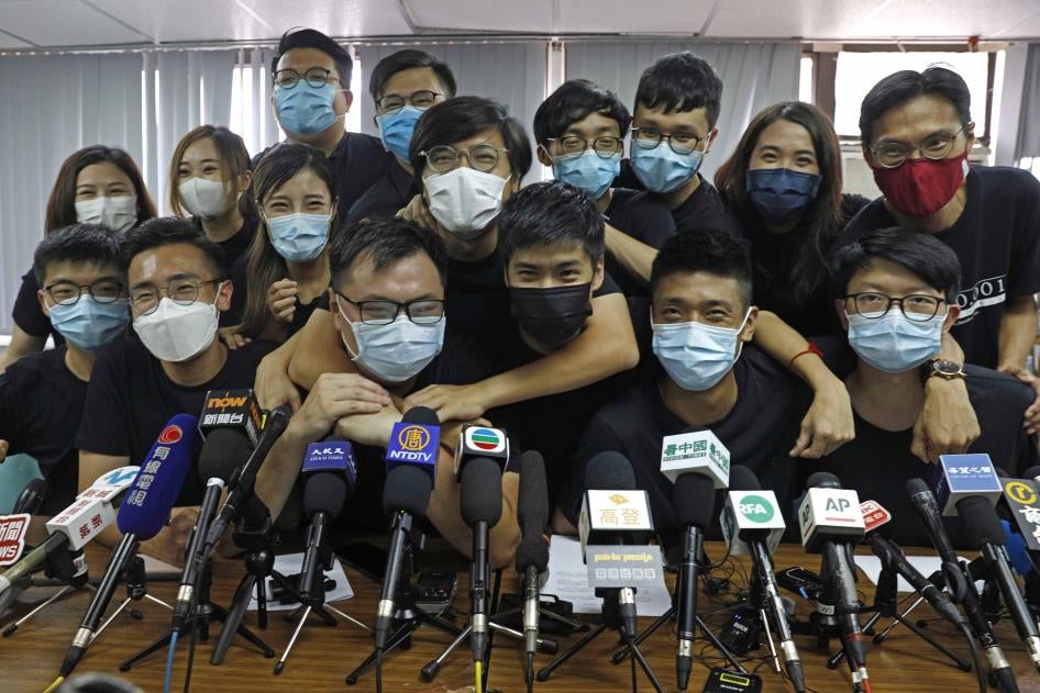 Des activistes pro-démocratie photographiés lors d’une conférence de presse à Hong Kong, le 15 juillet 2020. Certains d’entre eux, comme Joshua Wong (extrême gauche), ont dans les mois suivants été arrêtés ou soumis à un harcèlement judiciaire.