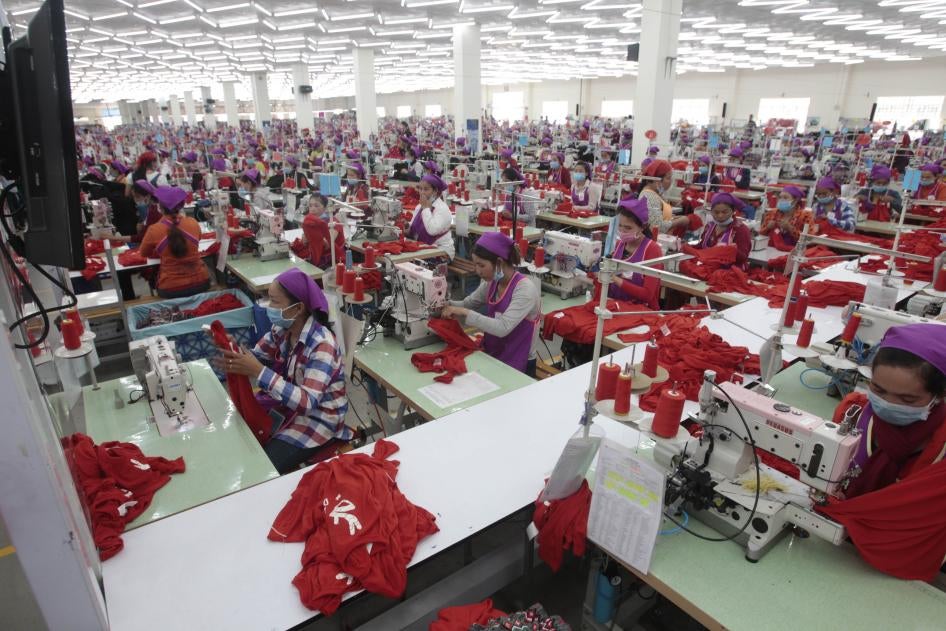 Des employées d’une usine de confection textile située dans la banlieue de Phnom Penh, au Cambodge, photographiées le 30 août 2017. Plus tard dans cette journée, le Premier ministre Hun Sen a visité cette usine.
