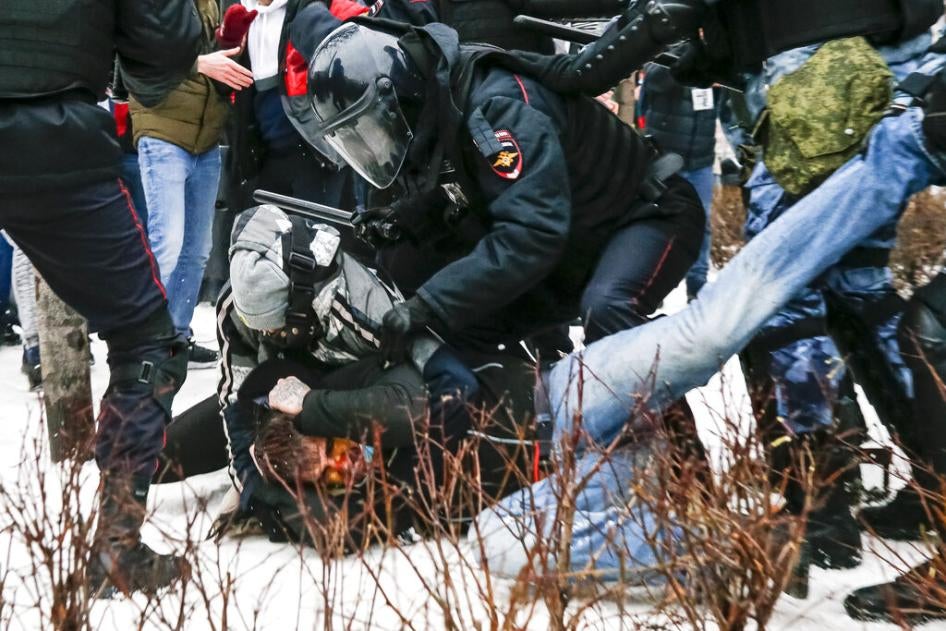 Задержание омоновцами демонстранта с окровавленным лицом на Пушкинской площади в Москве 23 января 2021 г. 