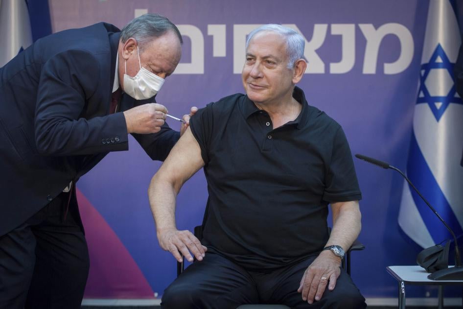 رئيس الوزراء الإسرائيلي بنيامين نتنياهو يتلقى الجرعة الثانية من لقاح فيروس كورونا في رامات غان، إسرائيل، في 9 يناير/كانون الثاني 2021.
