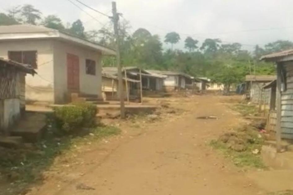 Une capture d’écran d’une vidéo filmée le 19 janvier 2021 et montrant le village déserté de Mautu, dans la région du Sud-Ouest du Cameroun, 9 jours après que des soldats y ont mené une opération tuant 9 civils. Après l’attaque, les villageois ont fui vers la brousse et les villages environnants, craignant un regain de violence.
