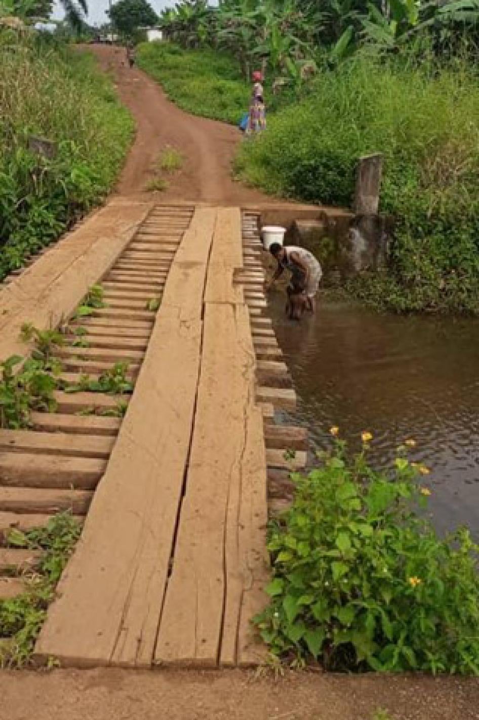 Les soldats qui ont mené l’opération du 1er mars 2020 à Ebam, dans la région du Sud-Ouest au Cameroun, ont garé leurs véhicules aux abords du village, de l’autre côté de la rivière photographiée ici en octobre 2020. 