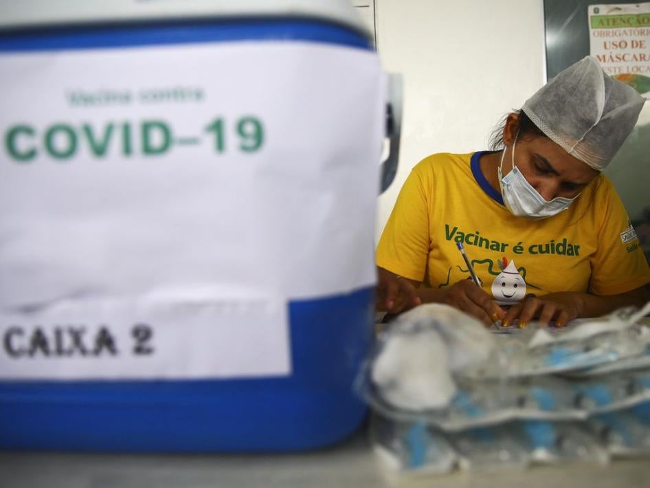 Vacinação contra Covid-19 em andamento na aldeia indígena Umariaçu, próximo a Tabatinga, Amazonas, Brasil.