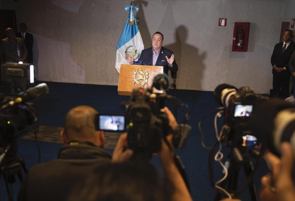 El presidente de Guatemala, Alejandro Giammattei, da una rueda de prensa en el Teatro Nacional el día antes de su inauguración, en Ciudad de Guatemala, el 13 de enero de 2020.