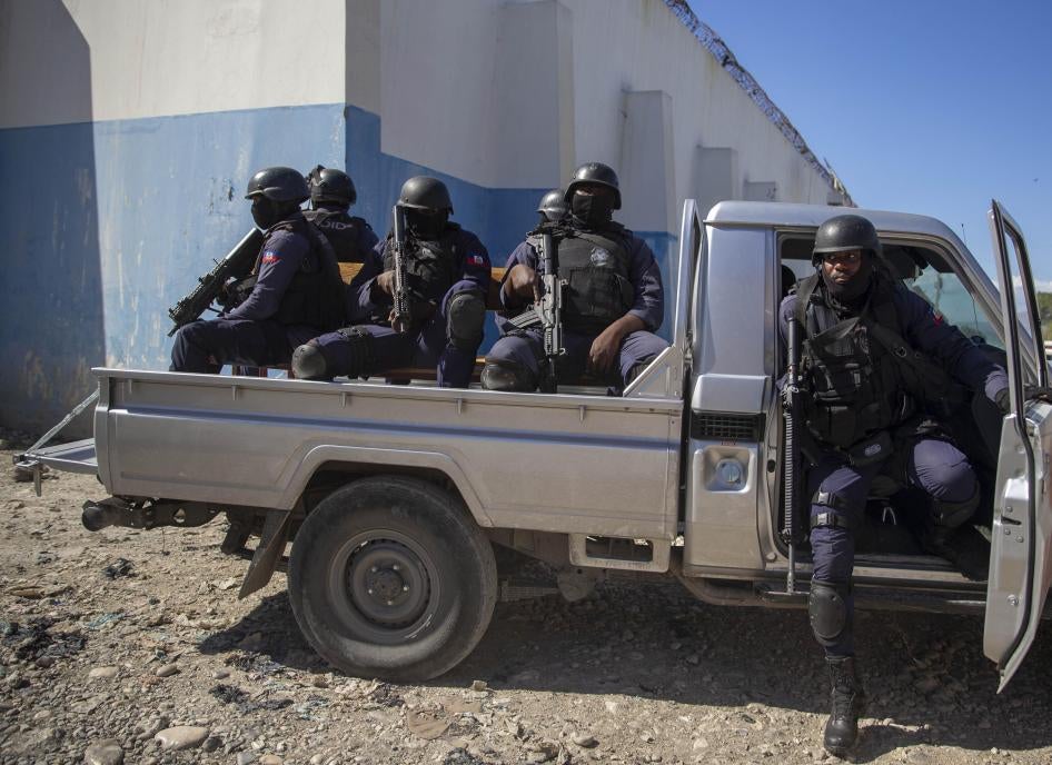 Ces policiers haïtiens lourdement armés s’apprêtaient à transférer le juge de la Cour de Cassation Yvickel Dabrésil, ainsi que d'autres personnes arrêtées le 7 février 2021, à la prison de Croix-des-Bouquets à Haïti, le 9 février 2021.
