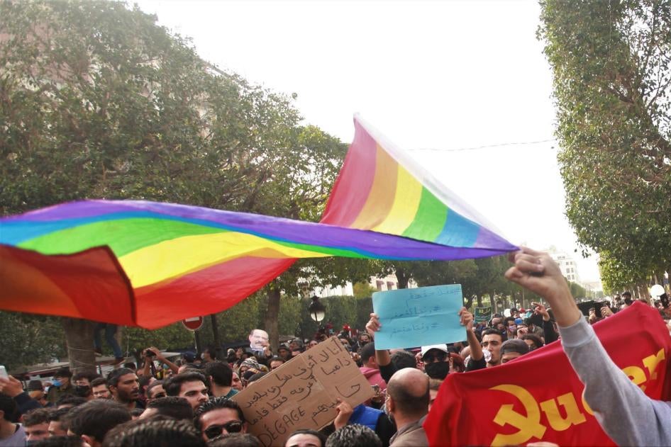 Un drapeau arc-en-ciel, symbole de la communauté LGBTI, brandi lors d’une manifestation sur l’avenue Habib Bourguiba à Tunis, en Tunisie, le 6 février 2021.