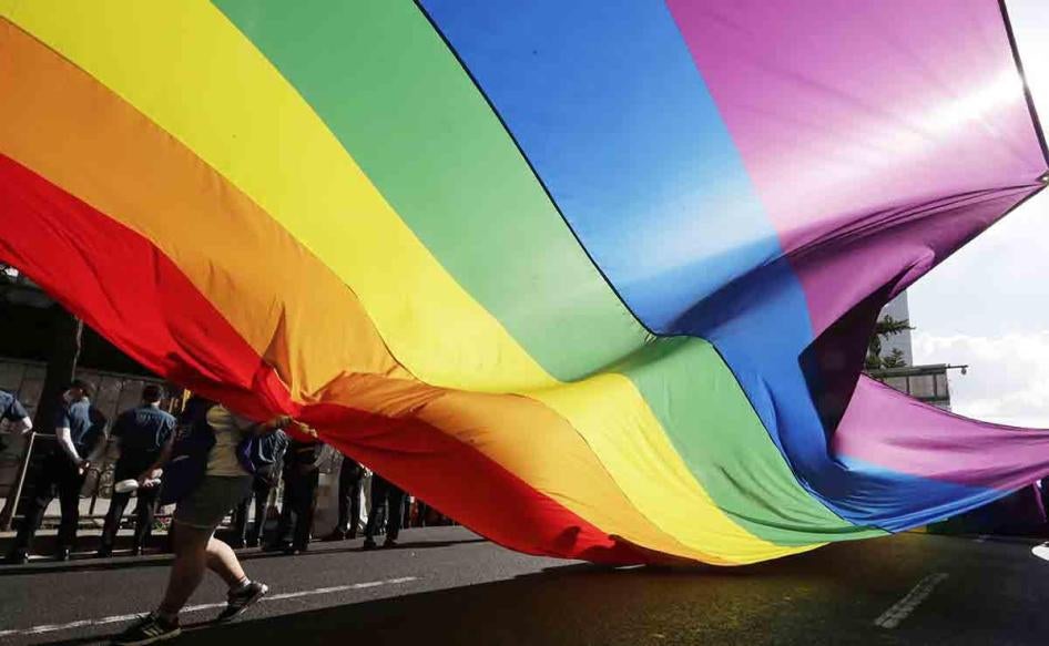 En regnbågsflagga bärs under en parad på Seoul Queer Culture Festivalen i Seoul, Sydkorea, 14 juli, 2018.