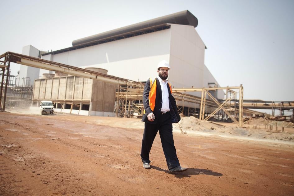 Le milliardaire israélien Dan Gertler effectue une visite au complexe minier de cuivre et de cobalt de Katanga Mining Ltd. à Kolwezi, en RD Congo, le 1er août 2012. 