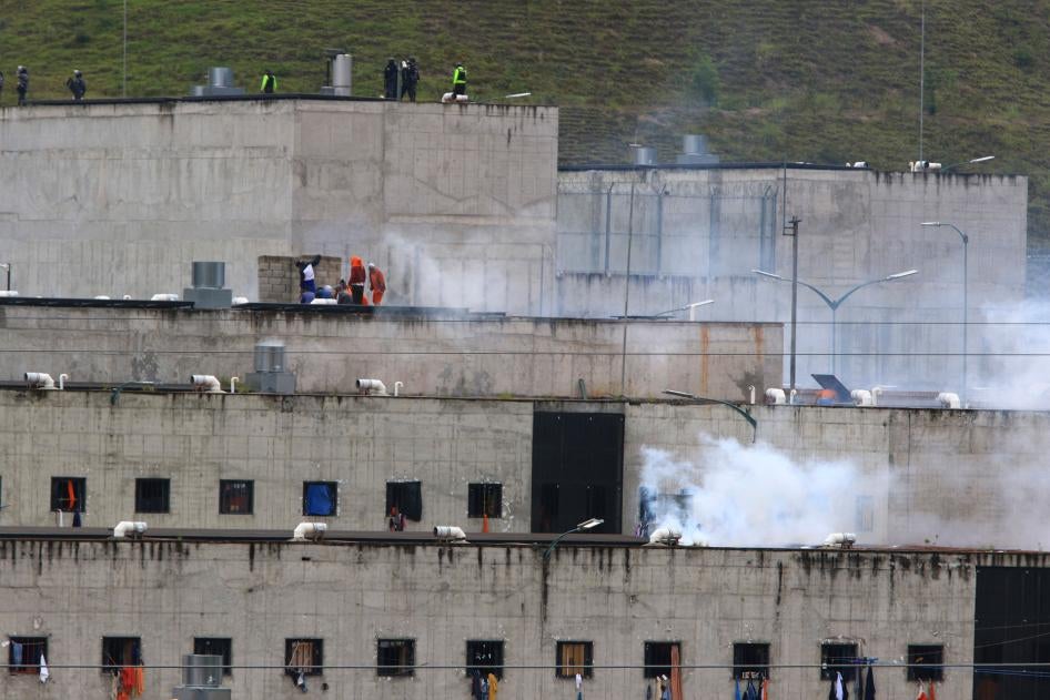 Gases lacrimógenos se elevan desde la cárcel del Turi, en Cuenca, Ecuador, donde estalló un motín de reclusos el 23 de febrero de 2021. 