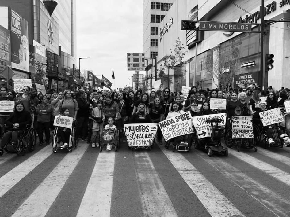 Mujeres con discapacidad en la Ciudad de México manifestándose contra la violencia el 8 de marzo de 2020.