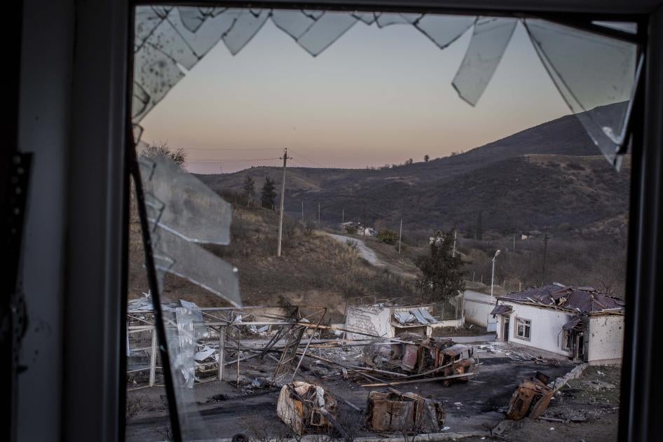 Вид из окна военного госпиталя в Мартакерте, подвергшегося обстрелу из азербайджанской РСЗО 14 октября 2020 г. Мартакерт, Нагорный Карабах. 