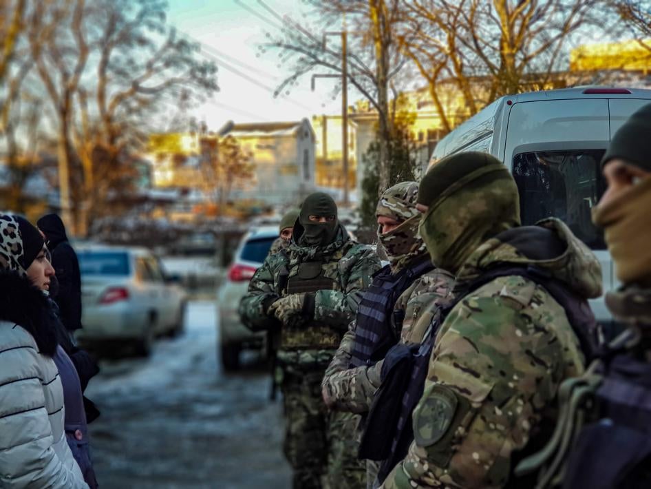 ОМОН и крымскотатарские активисты и активистки перед зданием Киевского районного суда в Симферополе. Крым, 17 февраля 2021 года.