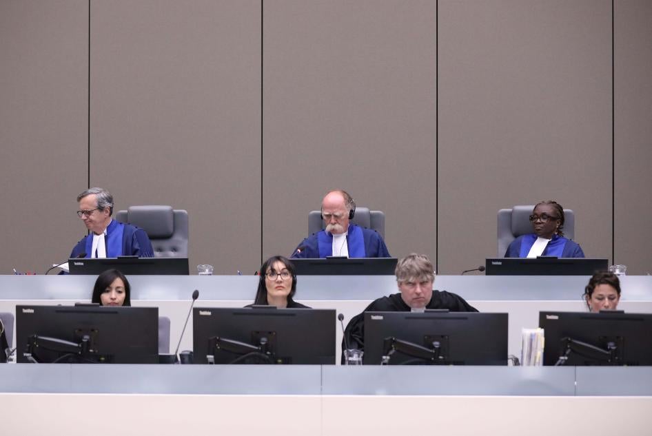 مارك بيرين دي بريشامبو وبيتر كوفاكش ورين ألابيني-غانسو هم القضاة الثلاثة في الدائرة التمهيدية في المحكمة الجنائية الدولية المكلفين بالنظر في وضع فلسطين. في الصورة، يظهر القضاة الثلاثة في جلسة للمحكمة بشأن مالي في 8 يوليو/تموز 2019.