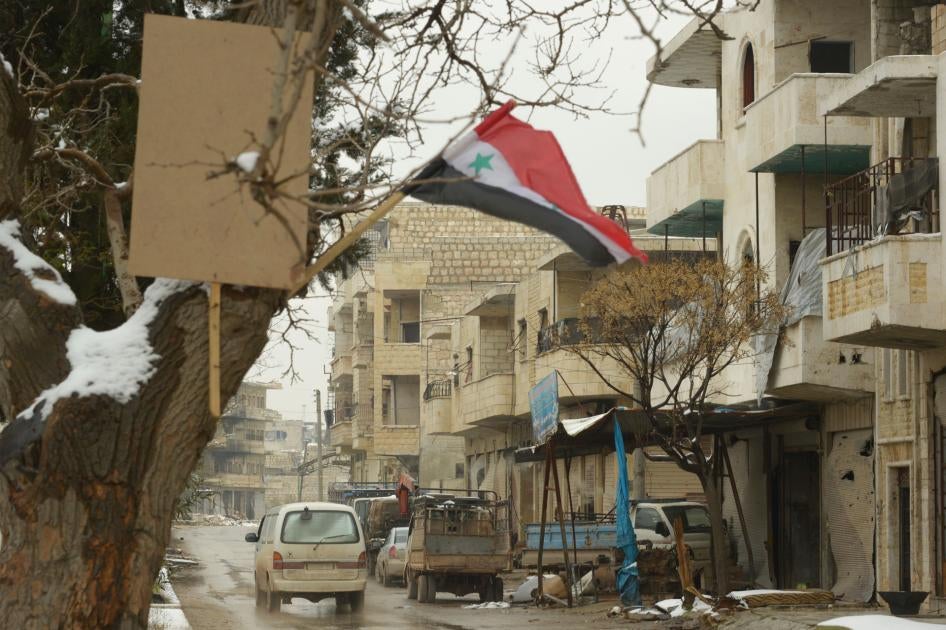  العلم السوري يرفرف في مدينة معرة النعمان في محافظة إدلب، سوريا، 12 فبراير/شباط 2020. 