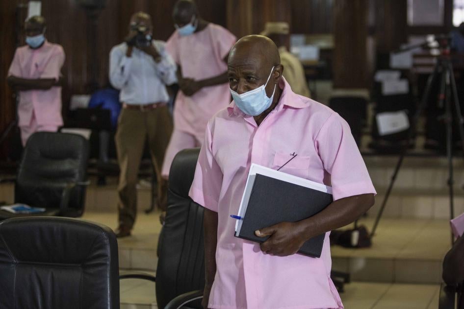 L’opposant politique Paul Rusesabagina assiste à une audience au tribunal à Kigali, au Rwanda, le 26 février 2021. La Chambre spéciale chargée de juger les crimes internationaux et transnationaux au sein de la Haute Cour du Rwanda a décidé qu’elle était compétente pour le juger.