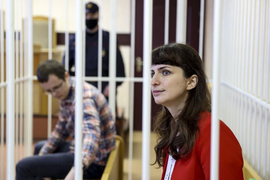 Журналистка Катерина Борисевич (справа) и доктор Артём Сорокин на судебном заседании в Минске 19 февраля 2021 года.
