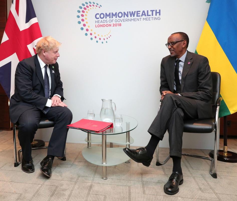 Boris Johnson, alors ministre britannique des Affaires étrangères (à gauche), lors de son entretien bilatéral avec le président Paul Kagame, à l’Intercontinental, dans le centre de Londres, pendant la réunion des chefs de gouvernement du Commonwealth de 2018.