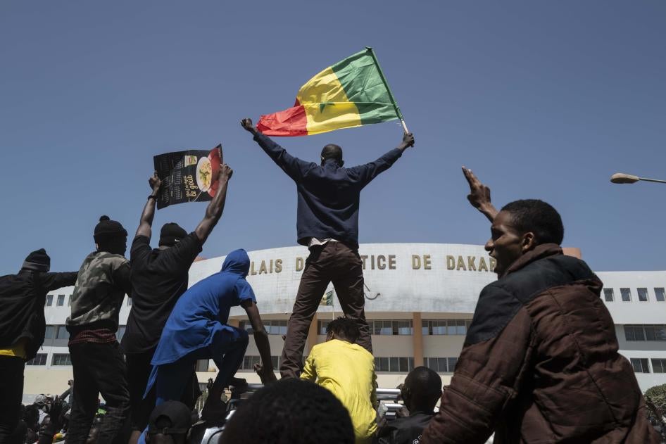 Des manifestants scandent des slogans lors d’une manifestation contre l’arrestation du leader de l’opposition et ancien candidat à l’élection présidentielle Ousmane Sonko, devant le Palais de justice de Dakar, au Sénégal, le 8 mars 2021. 