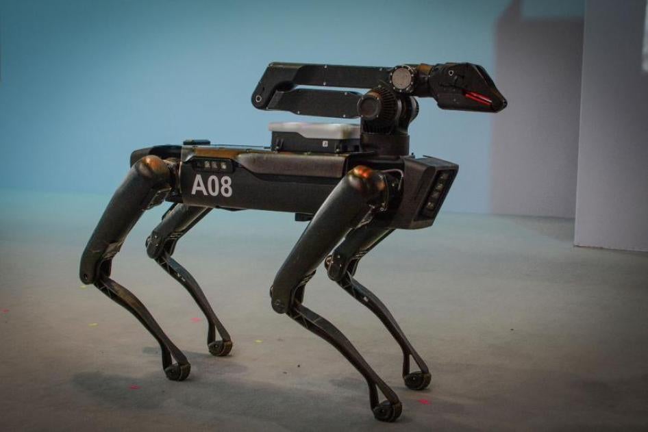 Le robot SpotMini de Boston Dynamics, dévoilé lors d’une conférence à Hanovre, en Allemagne, le 13 juin 2018. 