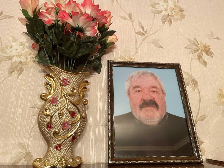 Траурный портрет Эдуарда Шахельдяна в квартире, которую его семья временно снимает в Степанакерте.