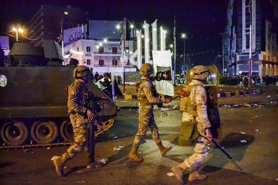 قوات الأمن تدفع بالمتظاهرين ضد السلطات خارج ساحة النور في وسط طرابلس، لبنان، 31 يناير/كانون الثاني 2021 وسط مواجهات. 