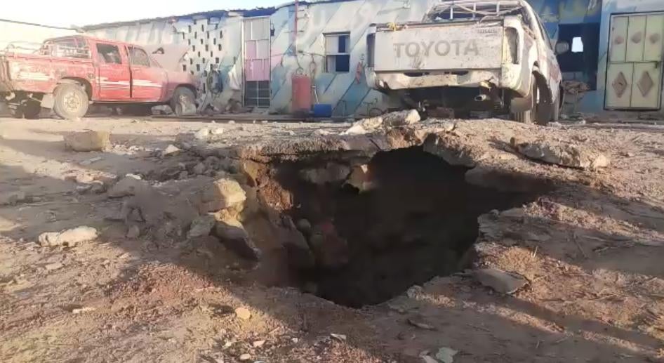 لقطة من فيديو تظهر حفرة حيث سقط صاروخ أطلقه الحوثيون في مدينة مأرب في 16 مارس/آذار 2021، والضرر اللاحق بالسيارات والمباني المحيطة. 