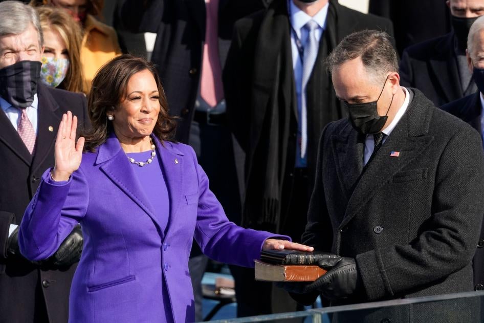 Kamala Harris prête serment en tant que nouvelle vice-présidente des États-Unis au Capitole, à Washington, le 20 janvier 2021.